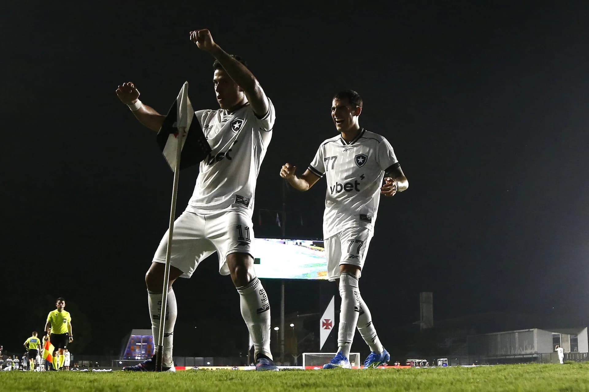 Com golaço de Matheus Martins, Botafogo vence Vasco de virada