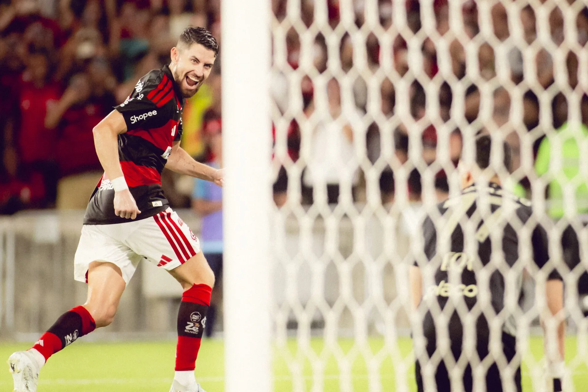 Flamengo vira sobre o Santos e vence bem no Maracanã