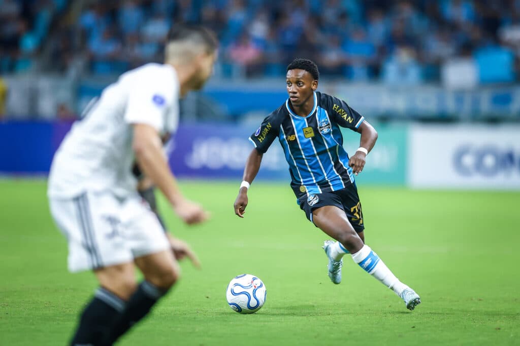 Amuzu brilha no fim, e Grêmio vence Deportivo Riestra