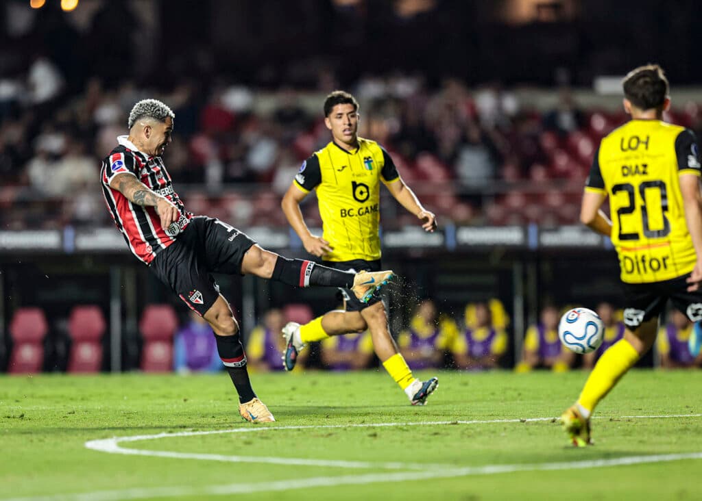 São Paulo bate O’Higgins e assume liderança de grupo da Sula