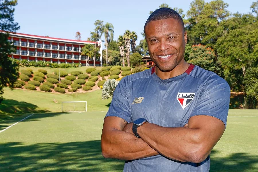 São Paulo anuncia Júlio Baptista como novo técnico do sub-20