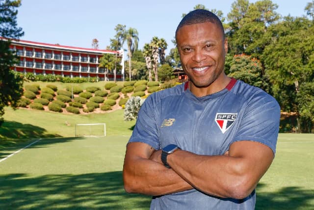 São Paulo anuncia Júlio Baptista como novo técnico do sub-20
