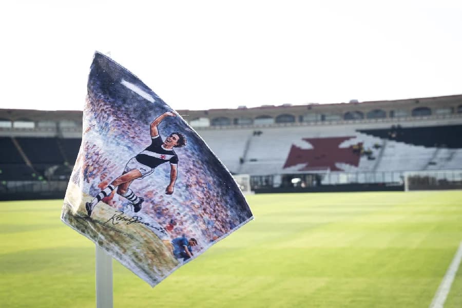 Roberto Dinamite recebe homenagem nas bandeiras de escanteio em São Januário - Divulgação/Vasco