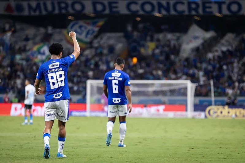 Com brilho no segundo tempo, Cruzeiro bate Grêmio e deixa o Z4