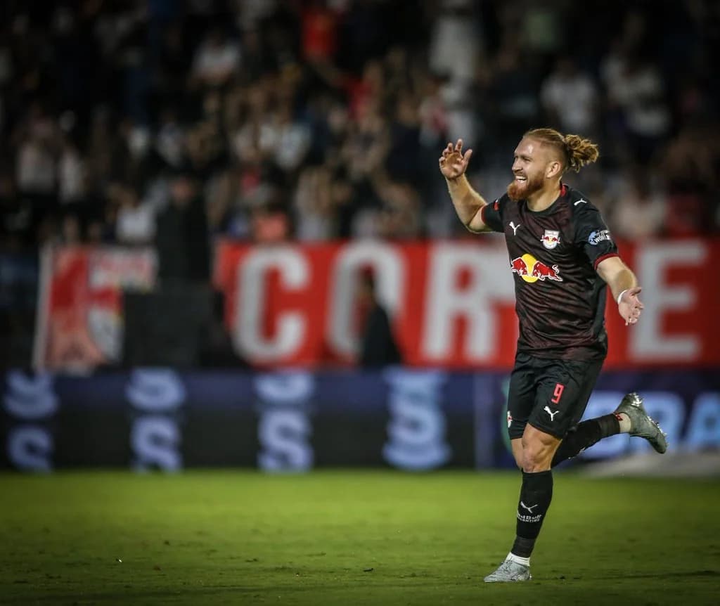 Pitta faz três gols e Bragantino supera Remo no Brasileirão