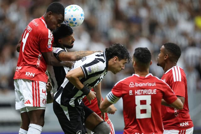 Botafogo lidera duas vezes, mas Internacional busca empate eletrizante em Brasília