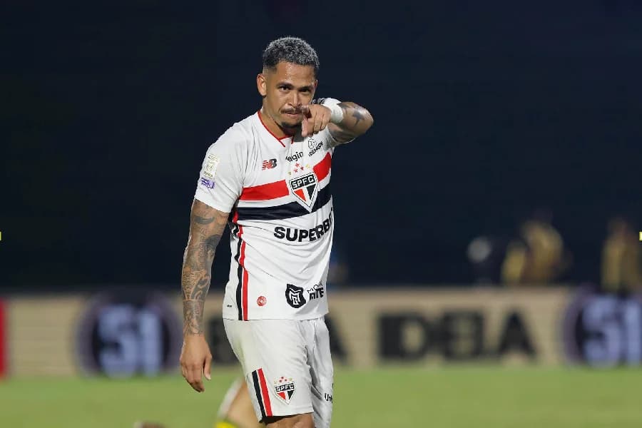 Luciano supera Rogério Ceni em gols pelo São Paulo no Brasileiro