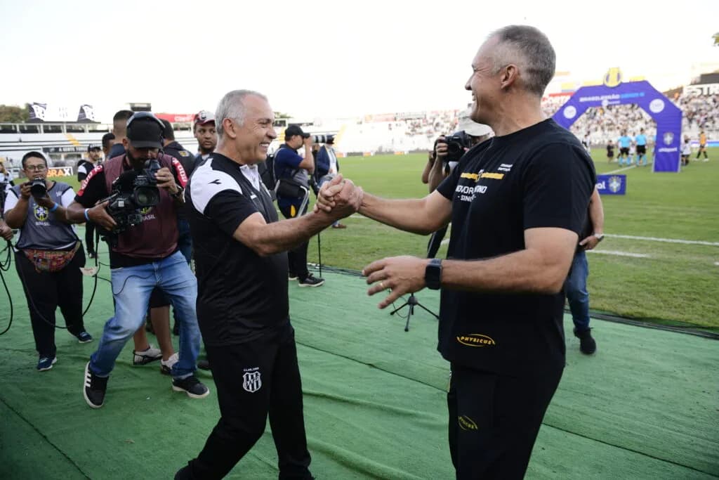 Nelsinho e o filho Eduardo Baptista, em duelo em 2024 - Alexandre Battibugli/PLACAR