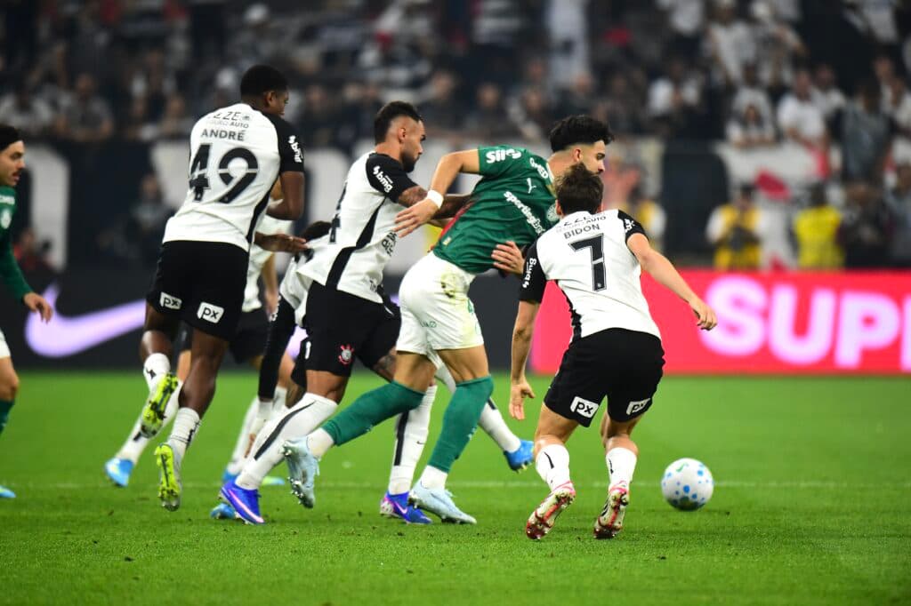 Palmeiras questiona arbitragem em empate contra o Corinthians
