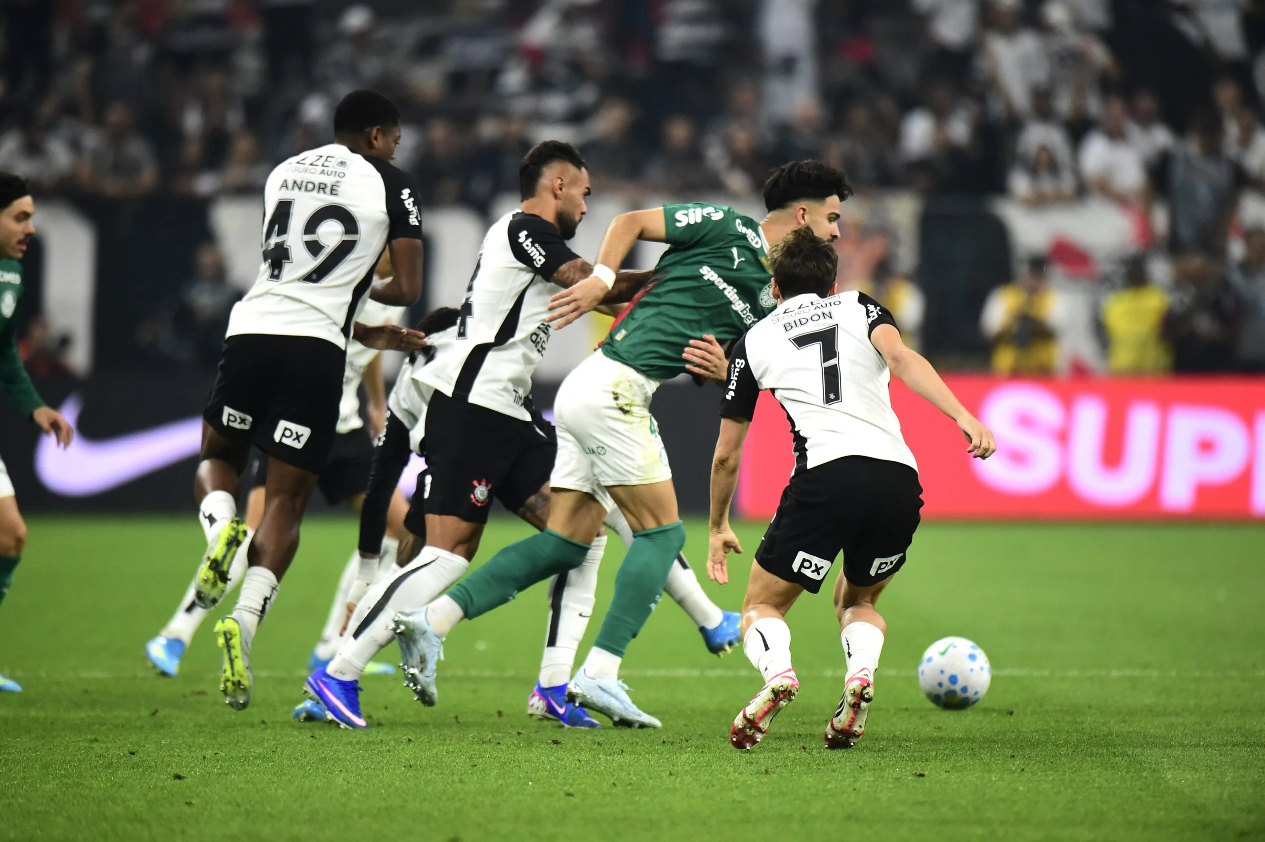 Palmeiras questiona arbitragem em empate contra o Corinthians