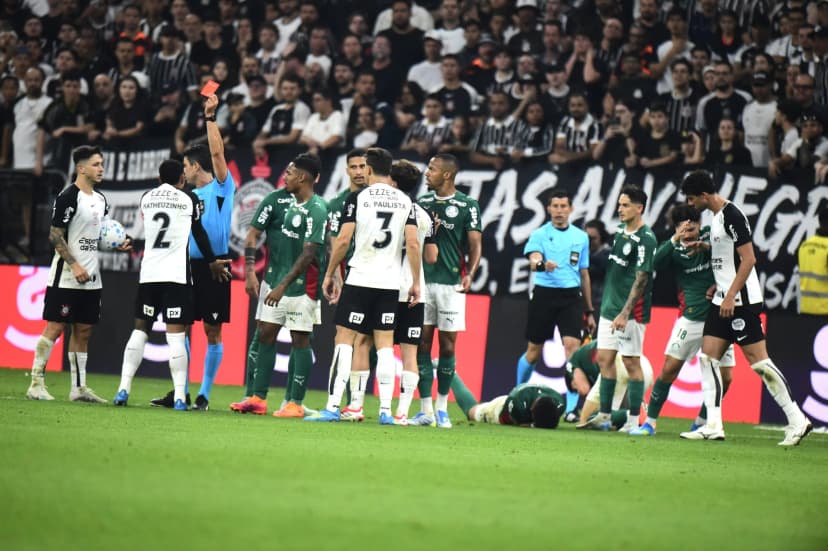 Matheuzinho foi expulso. Corinthians e Palmeiras empataram em 0 a 0, na Neo Química Arena, pela 11ª rodada do Brasileirão 2026 – Alexandre Battibugli/PLACAR