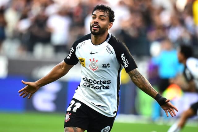 Com um a menos, Corinthians supera Vasco e respira no Brasileirão