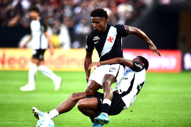 Corinthians x Vasco: André faz falta violenta e é expulso; veja