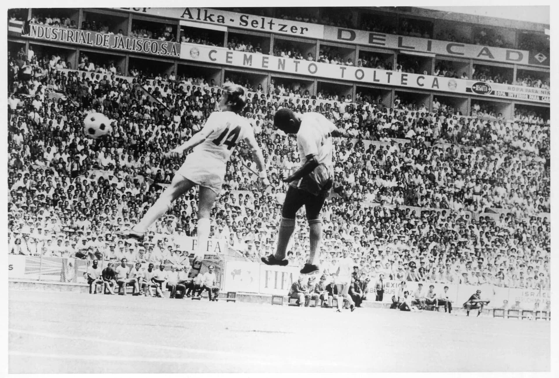 Pelé, do Brasil, cabeceia para defesa épica de Gordon Banks na Copa do Mundo de 1970, no Estádio Jalisco – Lemyr Martins/PLACAR