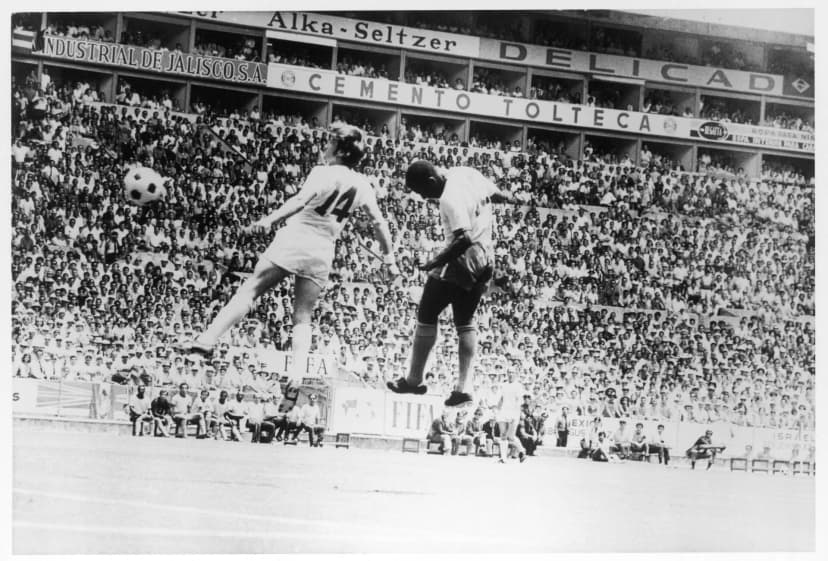 Pelé, do Brasil, cabeceia para defesa épica de Gordon Banks na Copa do Mundo de 1970, no Estádio Jalisco – Lemyr Martins/PLACAR