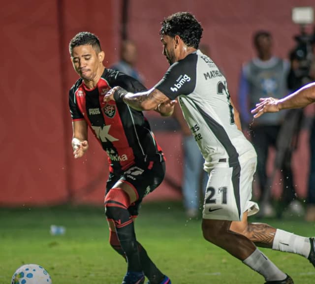 Com apenas um chute a gol, Vitória e Corinthians empatam no Barradão
