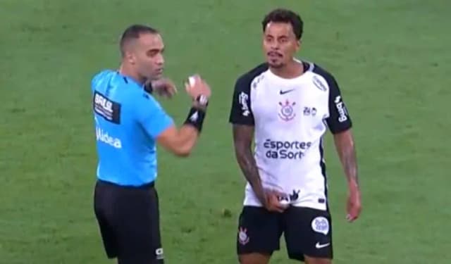 Allan pede desculpas por gesto obsceno e expulsão no Corinthians