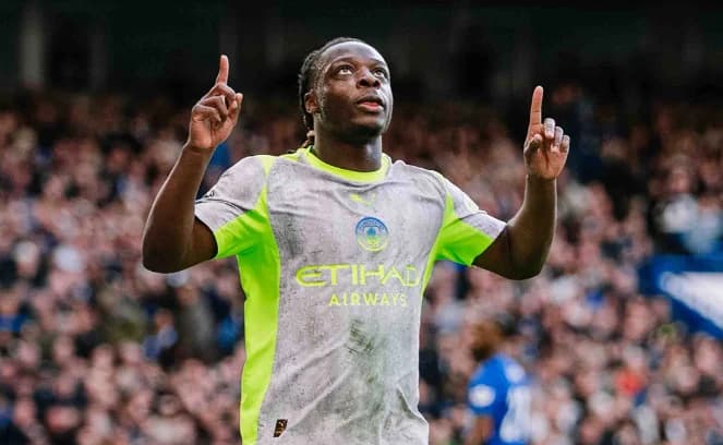 City brilha no segundo tempo, bate Chelsea e encosta na liderança