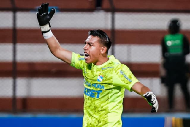 Goleiro do Sporting Cristal usa celular antes de pênalti; entenda