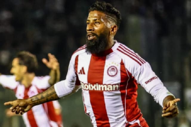 Ex-Flamengo faz 150 jogos pelo Olympiacos e decide clássico