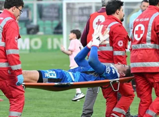 Goleiro quebra pescoço e está fora da Copa de 2026