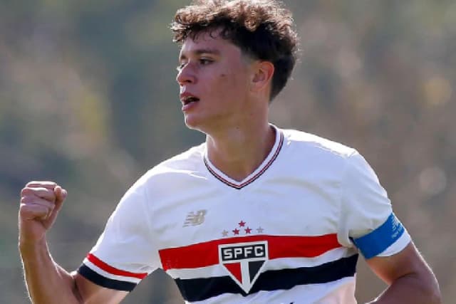 Lucas, filho do zagueiro Miranda, treina com profissional do São Paulo