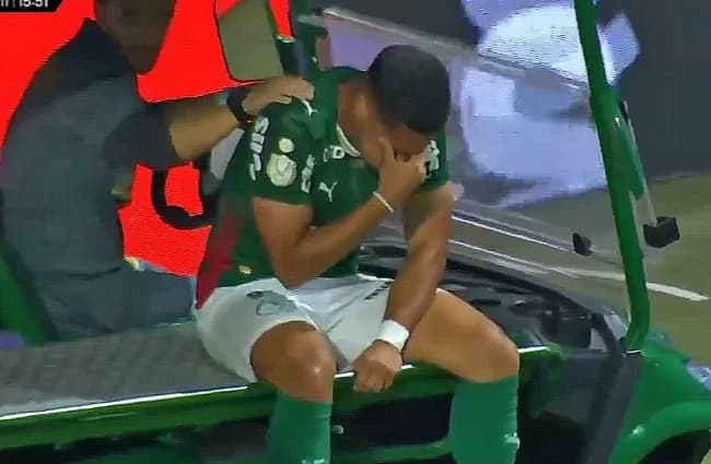 Vitor Roque se lesiona e deixa campo chorando na Copa do Brasil