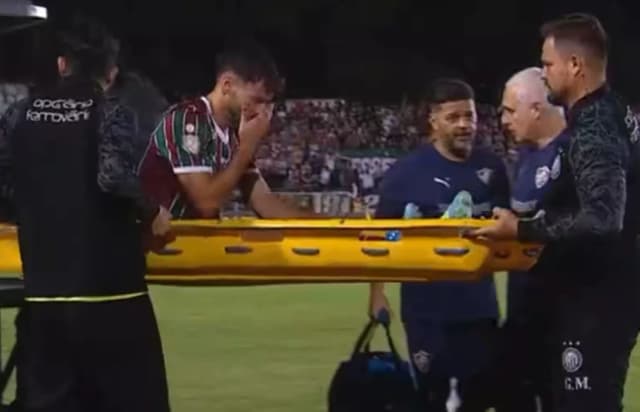 Martinelli sai com dor e preocupa Fluminense para temporada