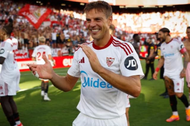 Azpilicueta sofre lesão no adutor e desfalca Sevilla na LaLiga