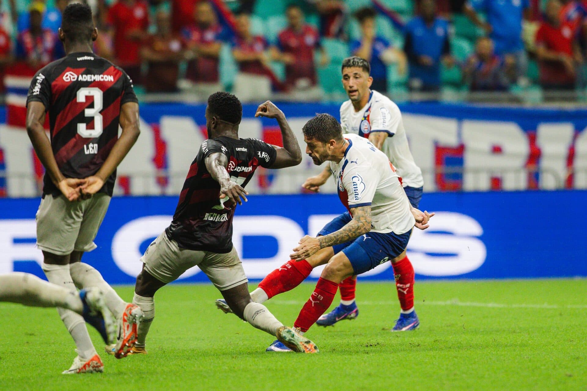 Everaldo brilha, e Bahia atropela Athletico-PR na Fonte Nova