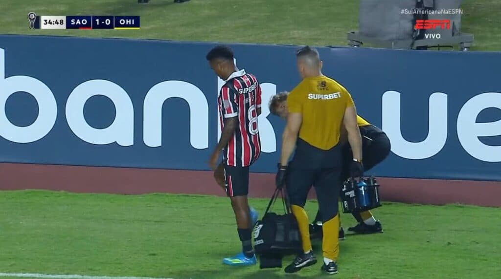 Marcos Antônio sai com dores e preocupa São Paulo