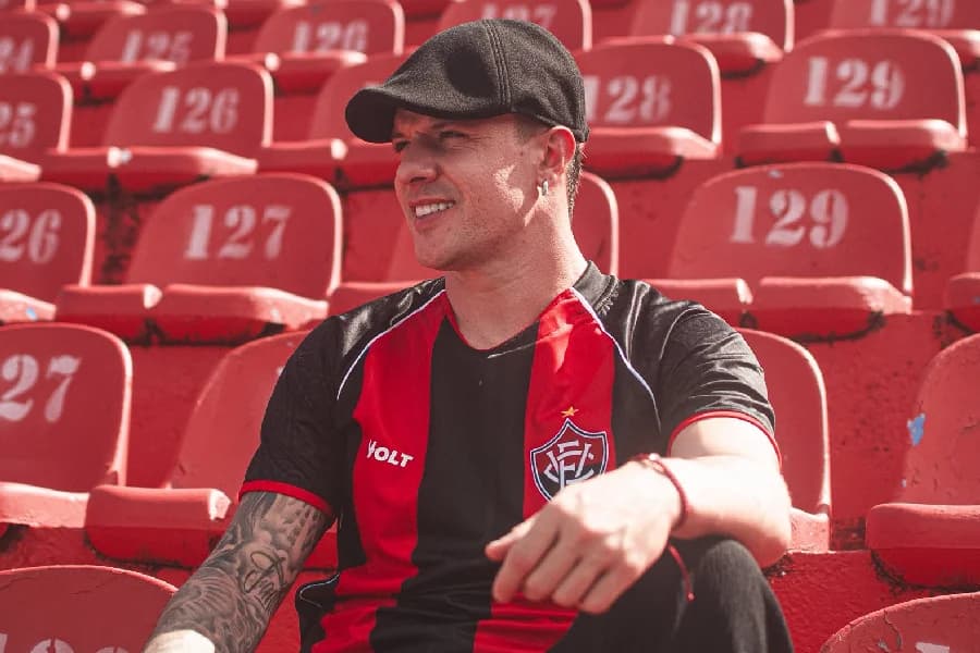 Vitória lança nova camisa com design que reforça tradição rubro-negra