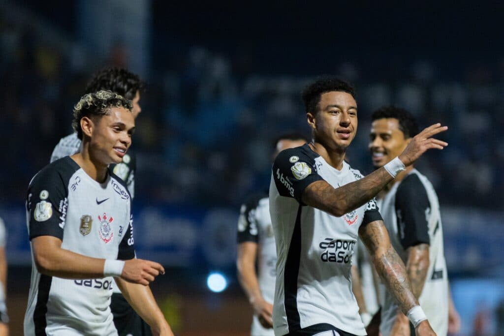 Lingard marca, e Corinthians supera Barra na Ressacada