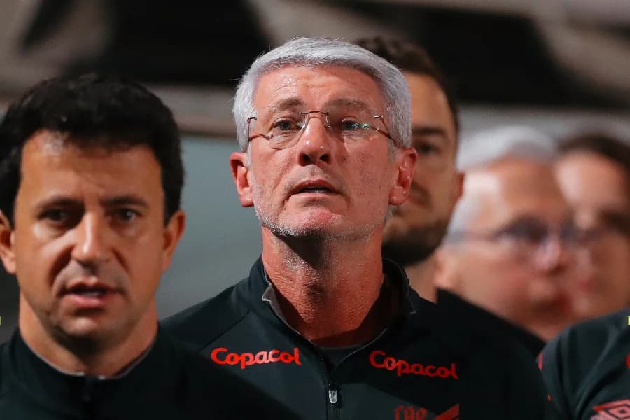 Viveros marca duas vezes, Athletico-PR vira no fim e vence o Vitória