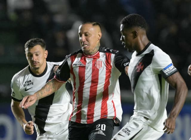 Com reservas, Vasco empata sem gols com Barracas Central