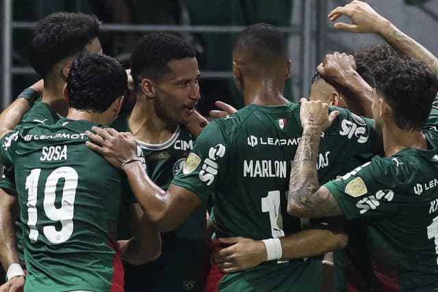 Flaco decide, Palmeiras bate Sporting Cristal e assume liderança do grupo