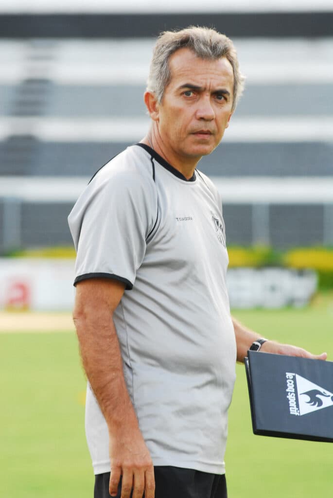 Nelsinho, técnico da Ponte Preta - - PLACAR