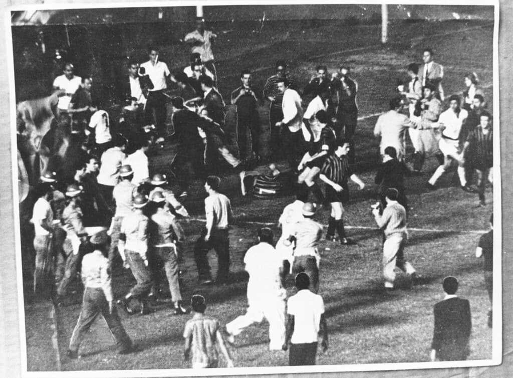 Almir, do Santos, em confusão quno jogo contra o Milan, pelo campeonato Mundial de Interclubes de 1963, no Maracanã - Acervo PLACAR