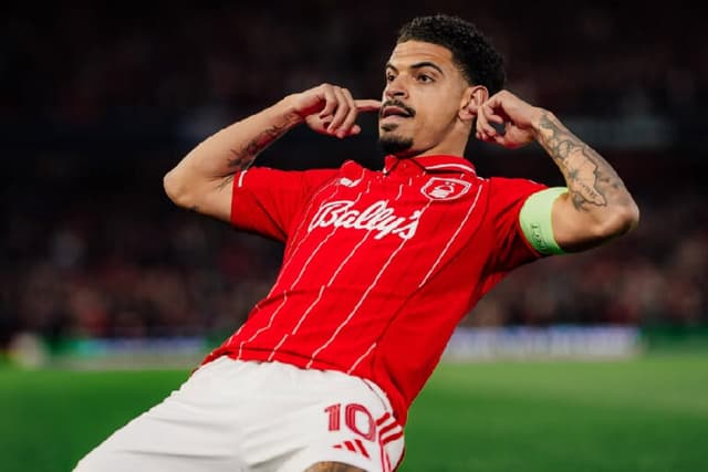 Gibbs-White brilha, Nottingham Forest bate Porto e avança na Europa League
