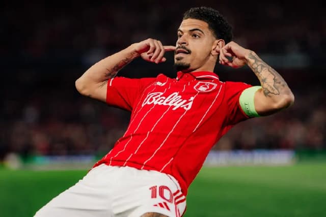 Gibbs-White brilha, Nottingham Forest bate Porto e avança na Europa League