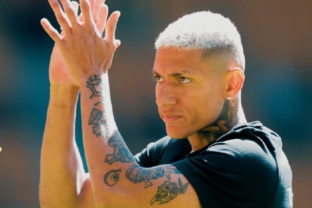 Richarlison dá assistência e Tottenham vence, mas segue na zona de rebaixamento