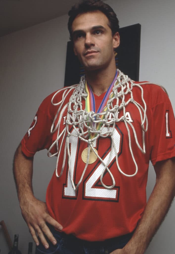 Oscar, da seleção, com a medalha dos jogos Panamericanos de Indianápolis de 1987 - Silvio Porto/Placar