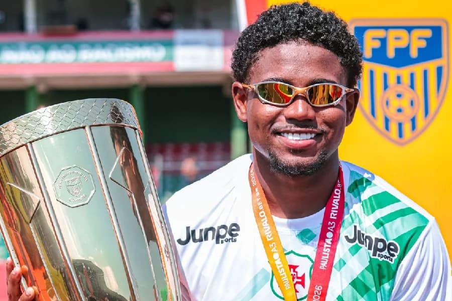 Volante Gabriel Falcão vibra com título da Portuguesa Santista