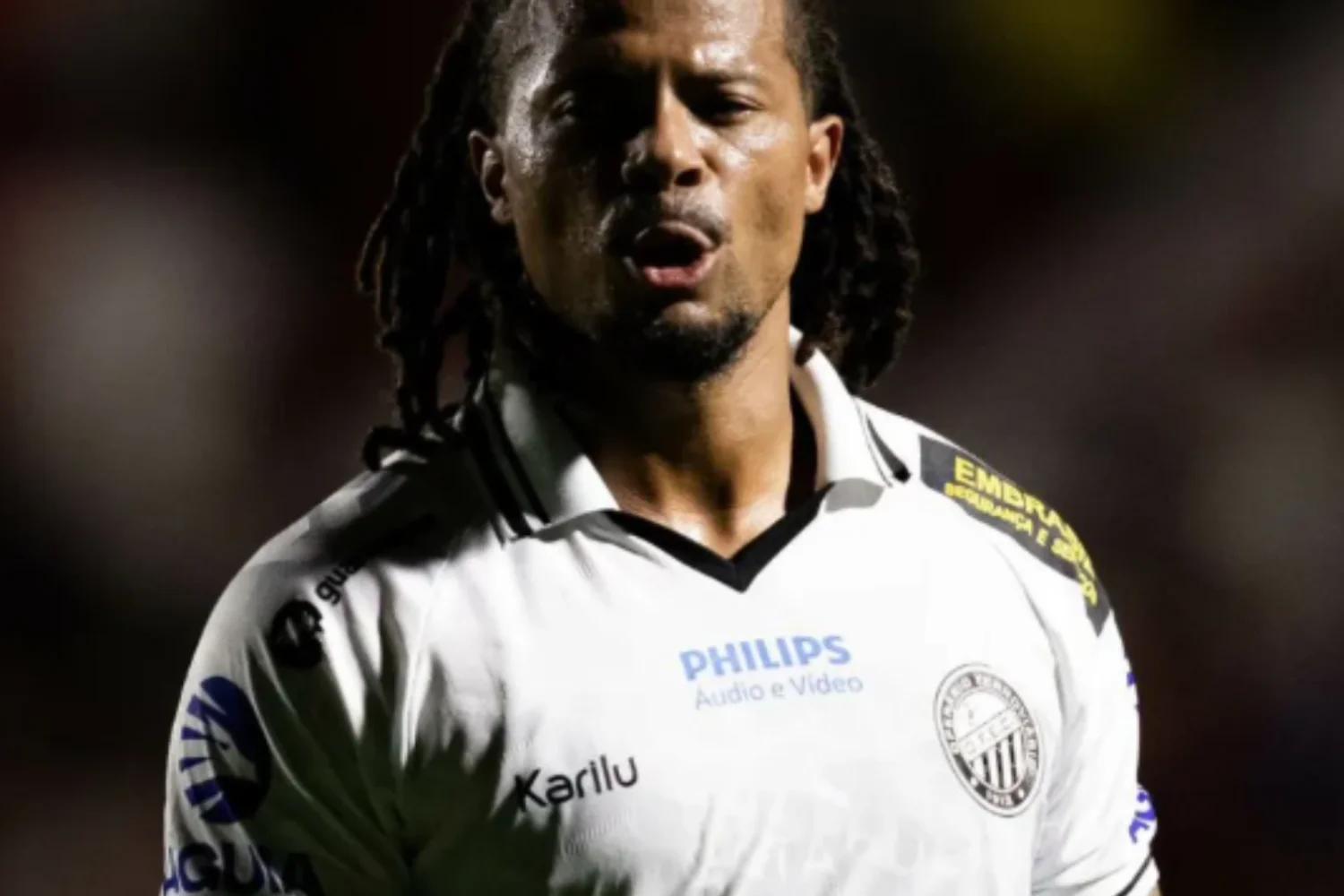 Racismo e confusão: jogador do Operário-PR acusa torcedor do Vila Nova de chamá-lo de “macaquinho”