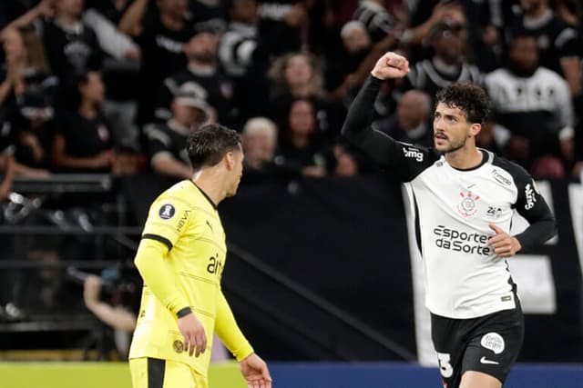 Corinthians domina Peñarol e mantém 100% na Libertadores