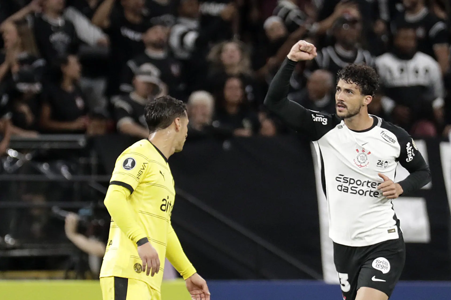 Corinthians domina Peñarol e mantém 100% na Libertadores