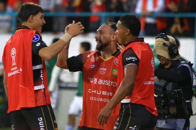 Santos sofre gol olímpico e perde para o Deportivo Cuenca na Sul-Americana