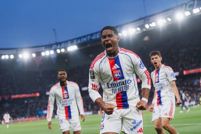 Com gol e assistência de Endrick, Lyon bate o PSG fora de casa