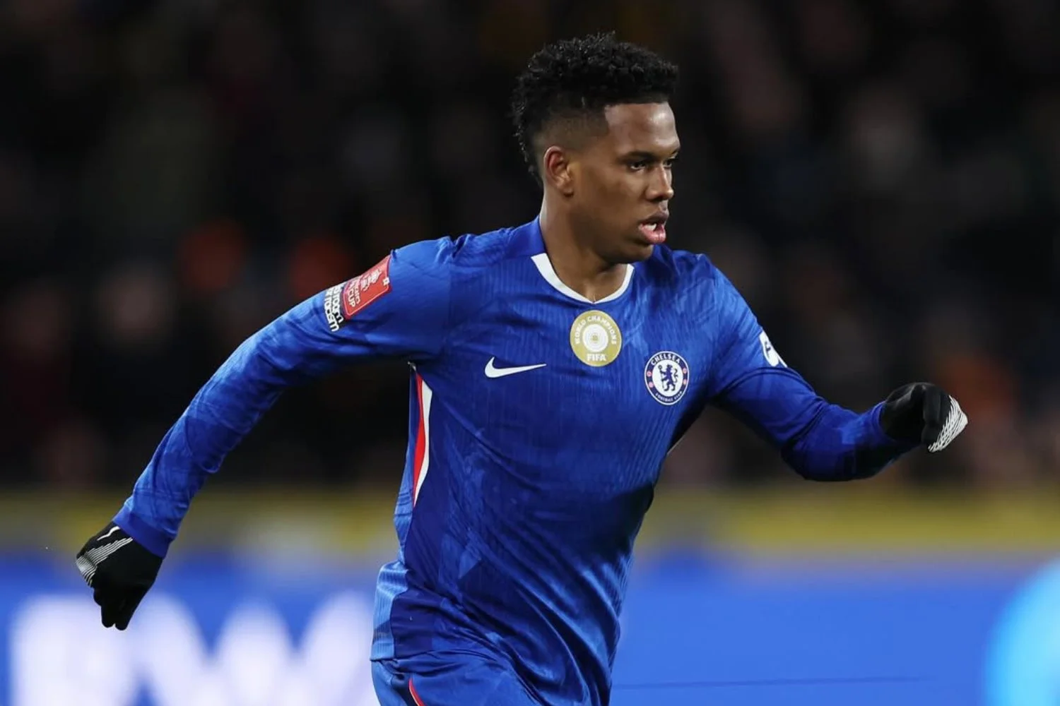 Estêvão sai de campo com dores em partida contra o Manchester United