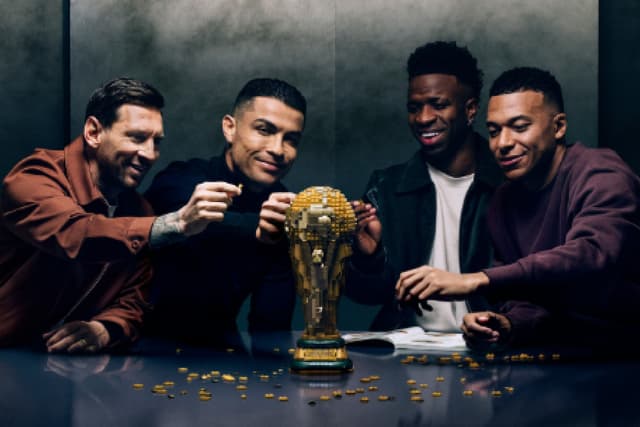 Lego une CR7, Messi, Vini e Mbappé em comercial de taça da Copa